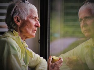 Maladie d'Alzheimer : 900 000 personnes sont touchées en France, quels sont les signaux d'alerte qui doivent vous inciter à consulter un médecin ?