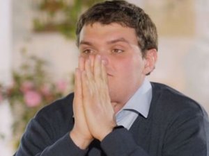L'Amour est dans le pré : Mathieu, l'éleveur de brebis laitières, craque pour Marie B et Clémence, invitées à passer une semaine dans sa ferme en Aveyron