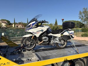 Il voulait être davantage respecté sur la route : aux couleurs et avec les équipements de la police, un motard se fait arrêter