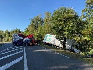 VIDÉO. Accident mortel en Aveyron : la délicate opération des dépanneurs pour relever le camion qui menaçait de tomber dans un ravin