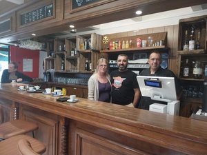 Changement de gérance au Café du Foirail, lieu emblématique de ce village de l'Aveyron : Pierre et Séverine Guillet prennent les rênes