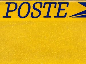 Un colis piégé explose dans le bureau de poste d'un village : un député, une humoriste et une journaliste visés