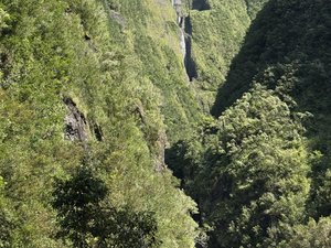 Une femme survit après une chute vertigineuse de 110 mètres de haut, lors de la descente d'une cascade