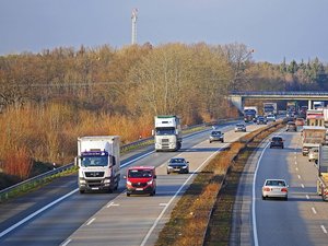VIDÉO. "Je m'en fiche : recherché par la police, il double et fait des roues arrière sur l'autoroute à 94 km/h au guidon de son vélo électrique trafiqué