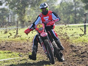 Moto : sur l'Aveyronnaise classic, Hugo Blanjoue de boue en bout !