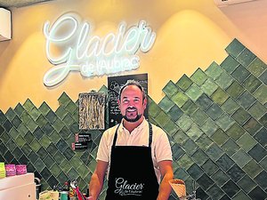 "Ici, on fait le caramel maison, on infuse, fait maturer... Pour les sorbets, c'est du plein fruit" : Nicolas Quatrefages, du Glacier de l'Aubrac à Rodez