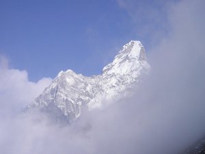 Grosses chutes de neige sur l'Everest : un mort et 350 évacués, l'ascension vire au cauchemar pour les nombreux randonneurs