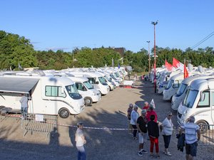 Des camping-cars sont venus de toute la France dans cette commune de l'Aveyron, entre tourisme et convivialité