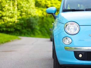 Elle actionne par accident la vitre électrique et coince sa tête dans la fenêtre de la voiture : ses proches la retrouvent morte asphyxiée