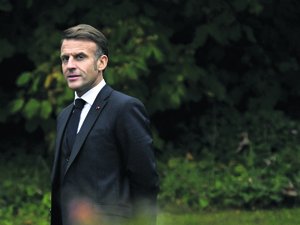 Un sixième Premier ministre, une nouvelle dissolution de l'Assemblée nationale, la démission : Emmanuel Macron à l'heure du choix face à trois scénarios