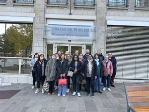 Les agents des Finances publiques de Villefranche-de-Rouergue "envahissent" une réunion à la direction départementale