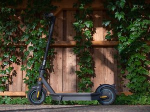 Le champion du jour : il slalome entre les voitures avec une trottinette débridée et se gamelle en voulant échapper aux policiers