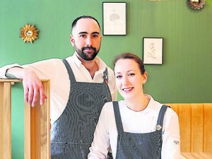 "C'est une reconnaissance de notre cuisine" : Edouard Albaret et Emilie Fleys du restaurant Touesto à Rodez rejoignent la bande des chefs de l'Aveyron en Seine