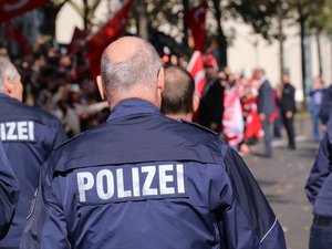 Elle venait tout juste d'être élue : une maire entre la vie et la mort après avoir été poignardée, en Allemagne