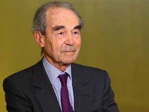 "Honte à ceux qui ont voulu souiller sa mémoire", la tombe de Robert Badinter profanée par des tags injurieux