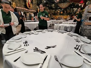 EN IMAGES. L'Aveyron en Seine débarque à Paris : dans les coulisses des préparatifs de la grande soirée aveyronnaise au Musée des arts forains