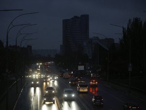 Guerre en Ukraine : "Les Russes font tout pour plonger le pays dans l'obscurité", Kiev en partie dans le noir et privé d'eau