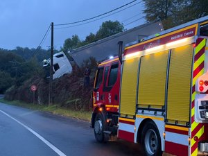Le chauffeur a eu la peur de sa vie : le camion finit en équilibre au-dessus de la route après un virage mal négocié