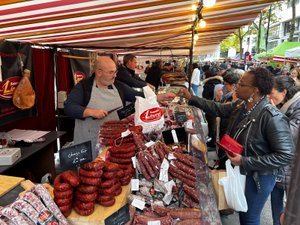 VIDÉO. Le Marché des pays de l'Aveyron fait saliver Bercy : la 25e édition démarre sur les chapeaux de roues