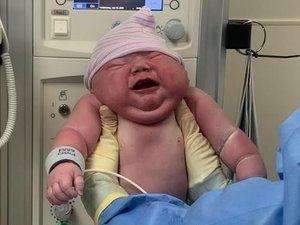"Il est parfait" : elle donne naissance à un méga-bébé de près de 6 kg, le petit Cassian devient une star des réseaux sociaux