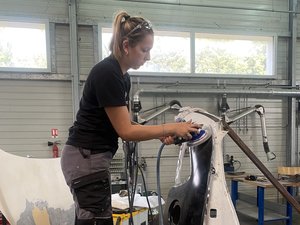 Finale des "Worldskills" 2025 : Audrey Vergnes met le turbo pour l'Aveyron au concours national de carrosserie