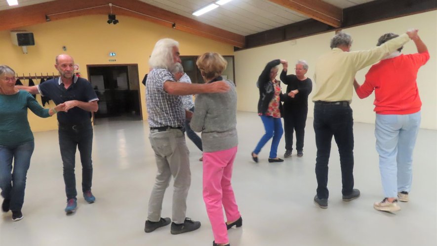 Entrain Trémouilles. Les danses traditionnelles avec entrain ...