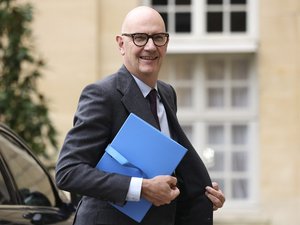 "C'est un appel à la lucidité" : l'agence S&P abaisse la note de crédit de la France, qu'est-ce que cela implique ?