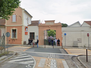 Elle sortait du collège et traversait la rue sur un passage piétons, une adolescente violemment renversée par une moto