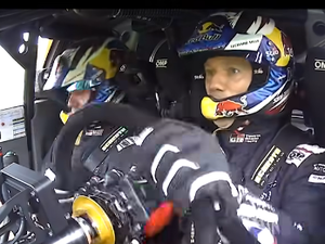 VIDÉO. "Mais c'est pas possible !" : victime d'une crevaison, les images "colère" de la sortie de route de Sébastien Ogier au rallye Central Europe