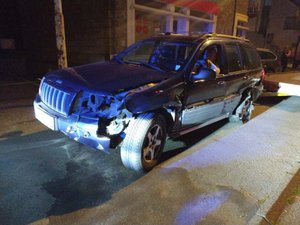 "Où est le problème ?" : avec un phare en moins et un pneu éclaté, le conducteur ne comprend pas pourquoi les gendarmes l'arrêtent