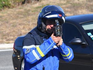 Le champion du jour : un garagiste utilise la Porsche d'un client et se fait contrôler à 230 km/h sur l'autoroute