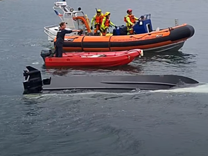 VIDÉO. Une vedette part en dérive et s'échoue devant le casino, une autre se met à couler en pleine mer avant de chavirer
