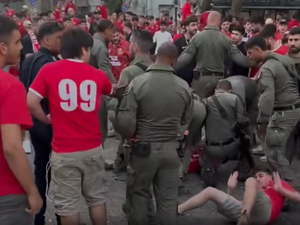 Pendant que la situation se tend autour de Gaza, les supporters israéliens de deux clubs rivaux s'écharpent avec la police