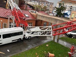 VIDÉOS. Un mort et 9 blessés, voitures retournées, grues écrasées, arbres et toits arrachés : une tornade a fait des dégâts, ce lundi 20 octobre