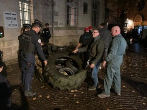 VIDÉO. Plus d'une centaine d'agriculteurs ont déversé des pneus devant la préfecture à Rodez, tard dans la soirée de lundi