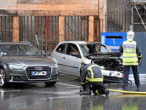 VIDÉO. Une voiture en feu en plein centre-ville de Rodez, au pied de la cathédrale