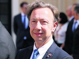 "Sidération", "incompréhension", "risée du monde"... Stéphane Bern prend la parole après le cambriolage au Musée du Louvre