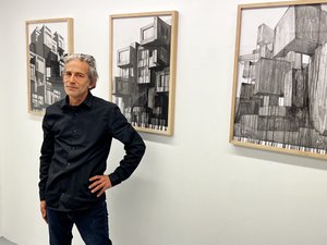 L'artiste Jean-Jacques Valencak présente l'exposition "Matière noire", jusqu'à samedi à la galerie Réplique de Rodez