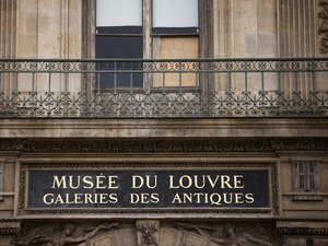 Cambriolage au Louvre : le monte-charge utilisé par les malfaiteurs pour atteindre la galerie Apollon avait été volé neuf jours avant