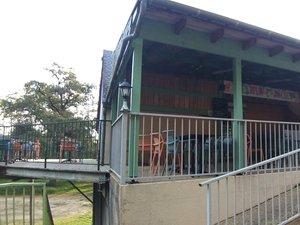Un bar mythique revient à la vie au bord de la rivière dans ce village de l'Aveyron