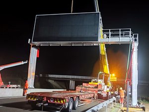 A75 : "Le plus grand panneau de ce genre installé sur une autoroute", un nouvel équipement hors norme et ultra-moderne implanté