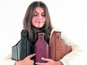 "Un besoin, celui de ralentir pour créer avec du sens" : jeune créatrice, Alix Bergounhe marque les esprits avec ses sacs, siglés Esnner