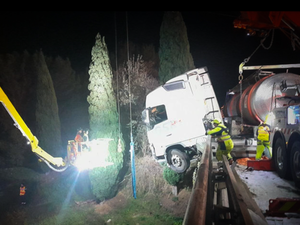 Le poids lourd chargé de vin fait une sortie de route et finit avec la cabine dans le vide au-dessus de l'autoroute