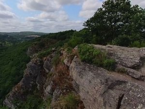 La promenade vire au drame : une femme fait une chute mortelle de 80 mètres depuis les hauteurs d'un site touristique