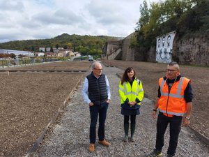 "En 2020, c'était une friche totale" : les jardins suspendus sortent peu à peu de terre dans cette ville de l'Aveyron