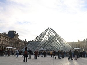 Cambriolage du Louvre : déjà connus pour des braquages, identifiés grâce à leur ADN, fuite vers l'Algérie... Ce que l'on sait des suspects interpellés