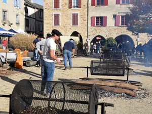 850 kg de fruits grillés durant cette fête en Aveyron : la châtaigne sacrée reine du Ségala à Sauveterre-de-Rouergue