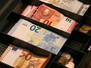 Alors qu'il essaye de s'enfuir avec la caisse enregistreuse du restaurant, le suspect est pris en chasse par le restaurateur