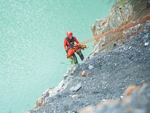 La belle image du jour : deux chiens bloqués sur un promontoire rocheux évacués en rappel par les pompiers