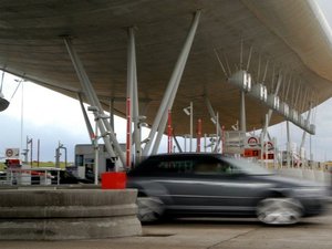 A75 : le chauffeur routier se retrouve de l'autre côté de l'autoroute après avoir percuté le rail central de sécurité entre le péage et le viaduc de Millau